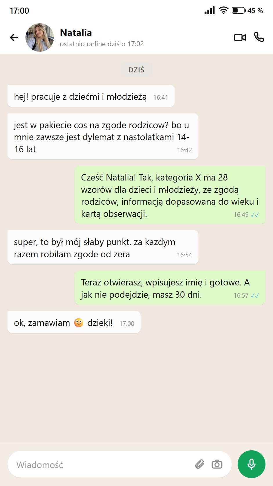 Psycholożka pracująca z dziećmi pyta o zgodę rodziców